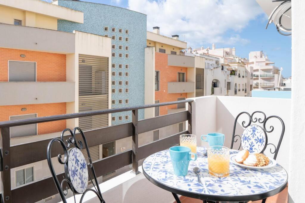 Casa Oliveira - Sunny 2-Bed Retreat Steps From The Beach Armação de Pêra Esterno foto