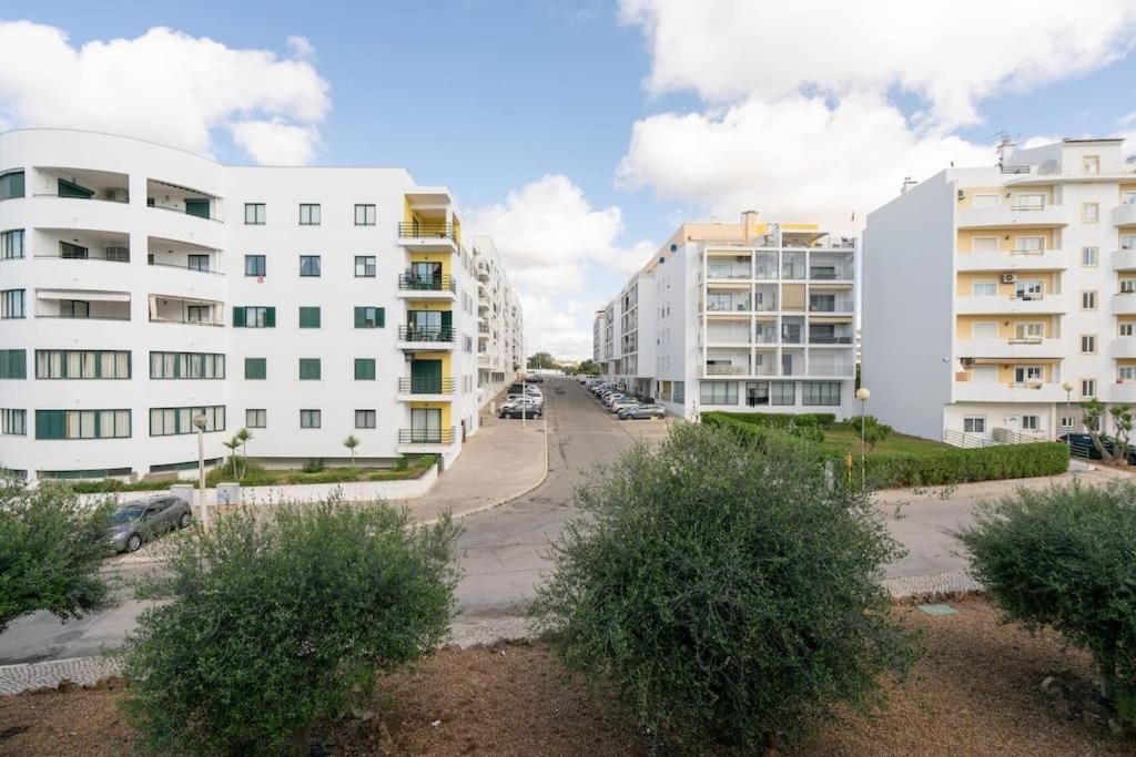 Casa Oliveira - Sunny 2-Bed Retreat Steps From The Beach Armação de Pêra Esterno foto