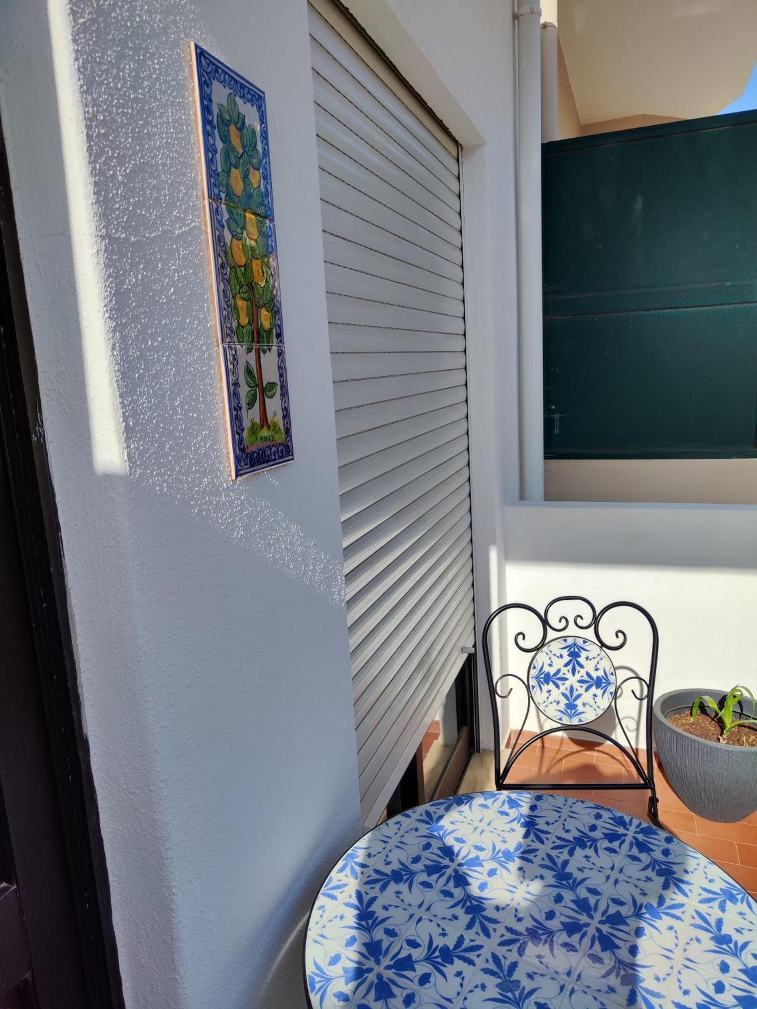 Casa Oliveira - Sunny 2-Bed Retreat Steps From The Beach Armação de Pêra Esterno foto